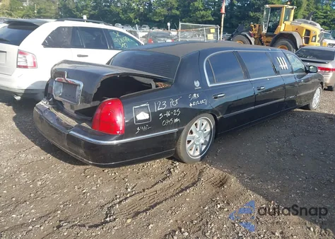 2004 Lincoln Town Car Executive из США, поврежденный, VIN 1L1FM81W74Y667295